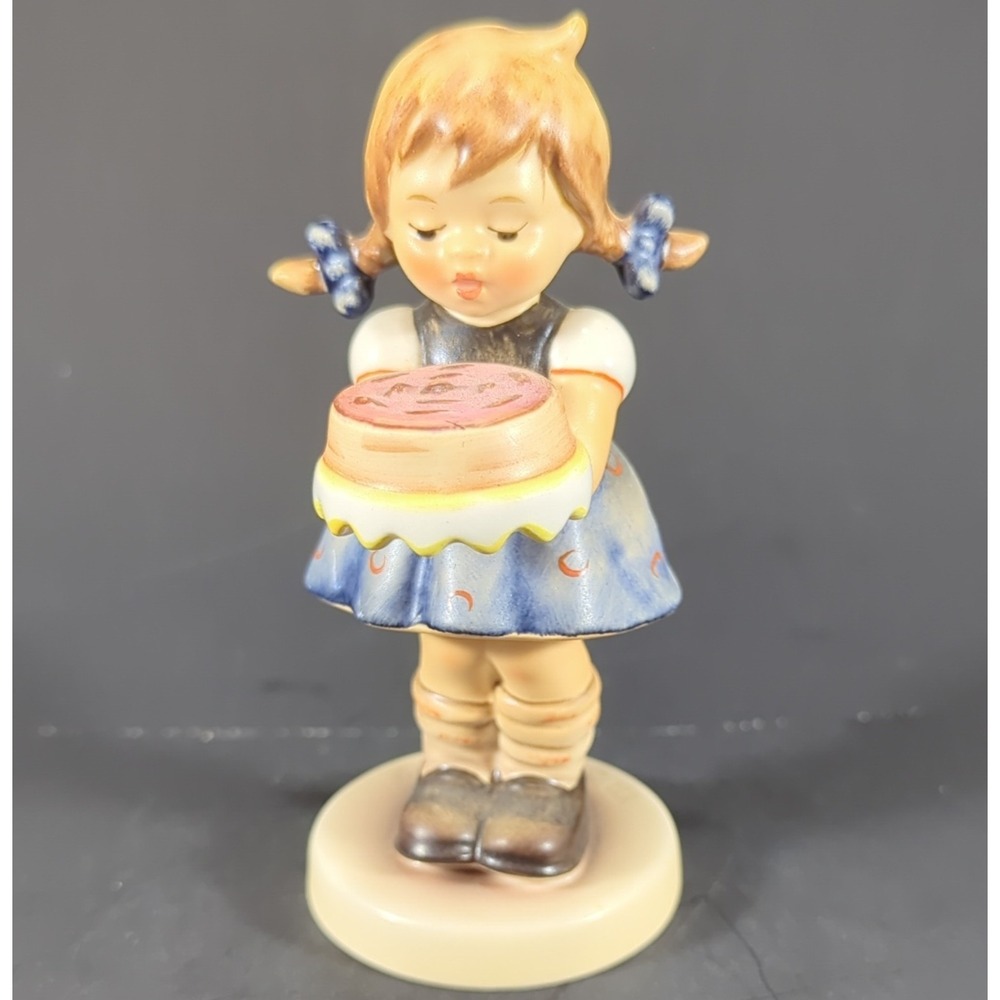 Goebel Hummel "Sweet As Can Be" Figurine 1993-94 Club Edition #541